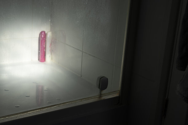 浴室里有阳光照射的洗发水和护发素图片下载