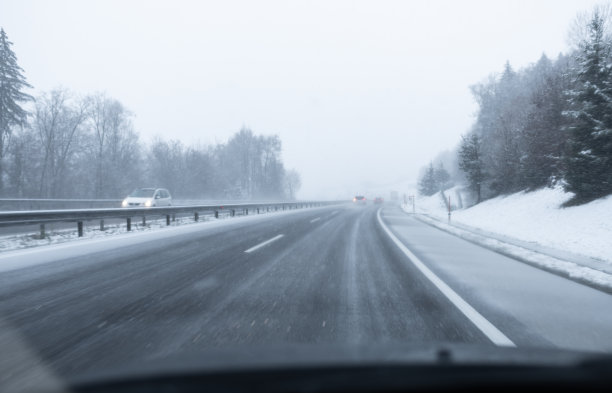 路上的第一场雪图片下载