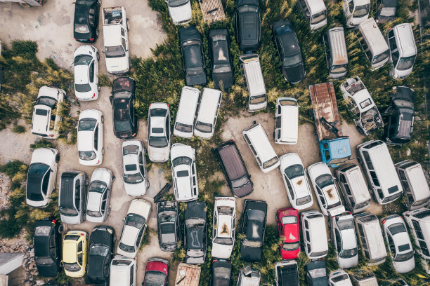 失事和废弃汽车的顶视图图片下载