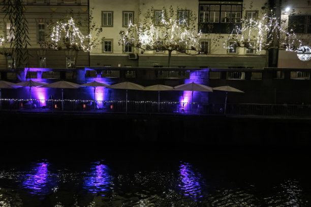 斯洛文尼亚首都卢布尔雅那老城区的圣诞路灯装饰图片下载