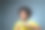 快乐的骄傲男孩穿着巴西队的颜色在灰色背景图片下载