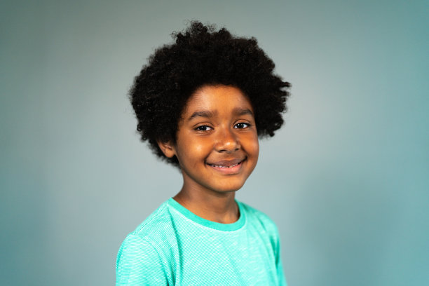 灰色背景上的男孩肖像图片下载