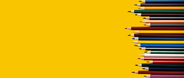 美术班广告横幅，工作室，彩色铅笔不同颜色。绘画学校广告背景图片下载