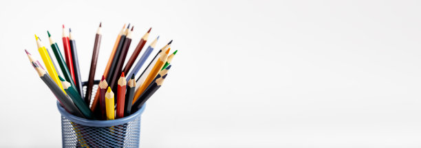 彩色铅笔束在金属支架，办公室篮子上的广告背景，创意横幅图片下载