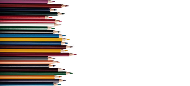 不同颜色的彩色铅笔。图纸供应左孤立的白色背景，横幅图片下载