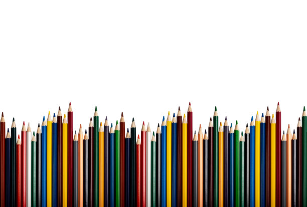 彩色铅笔边框装饰孤立在白色背景上。多色用品，绘图工具，波浪不平的行图片下载