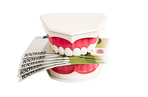钱用于牙齿保健，牙齿美白，牙科治疗，牙科口腔服务隔离在白色背景上图片下载