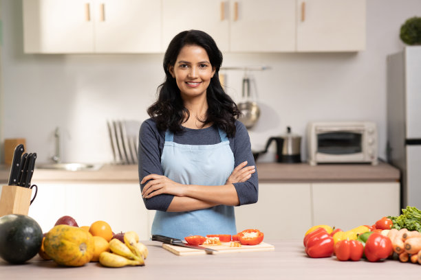女人在家做饭的照片图片下载