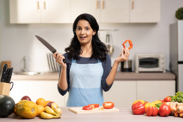 女人在家做饭的照片图片下载