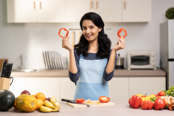 女人在家做饭的照片图片下载