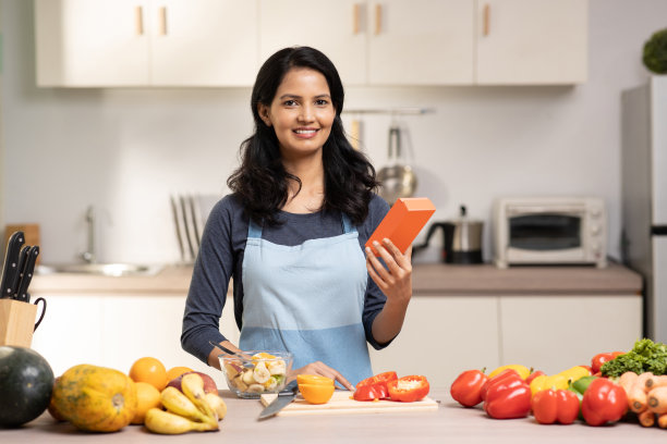 妇女在家里吃健康的水果沙拉库存照片图片下载