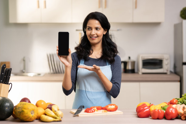 女人在家做饭的照片图片下载