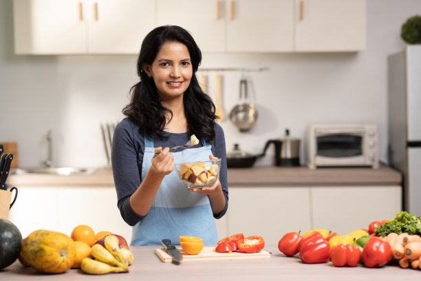 女人在家做饭的照片图片下载