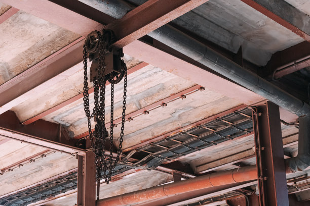 工业内部天花板上的链条图片下载