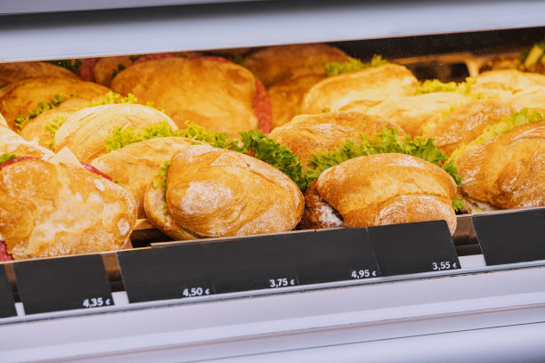 在商店或超市的橱窗里有各种各样的美味三明治和各种各样的馅料。零食和快餐概念图片下载