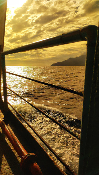 从船的屏障后面看到的夜晚的海洋。图片下载