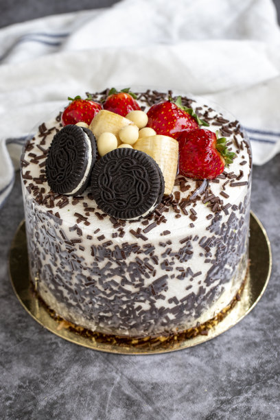 深色背景上有水果和饼干块的蛋糕。近距离图片下载