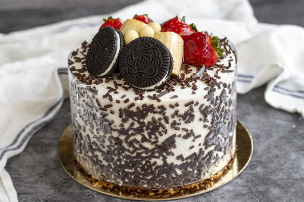 深色背景上有水果和饼干块的蛋糕。近距离图片下载