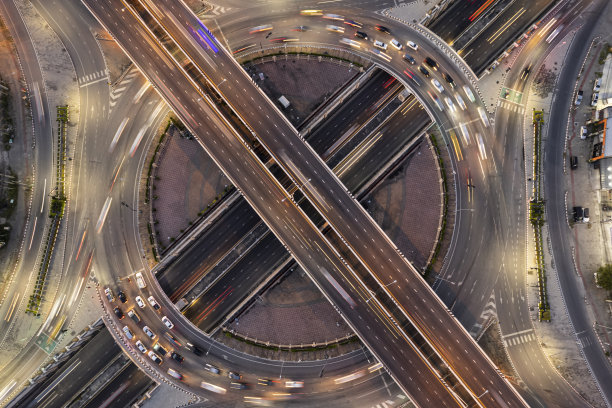 高速公路顶视图，道路交通的重要基础设施，无人机鸟瞰图，环形飞行，交通运输，公共交通或通勤城市生活的经济和能源的概念，交通。图片下载