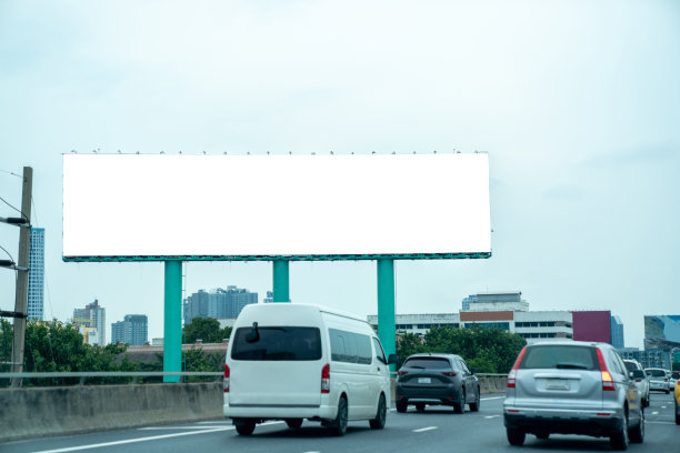 高速公路上的空白广告牌与城市背景的广告信息板隔离图片下载