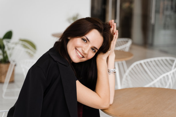 白色背景上迷人的微笑女孩的特写肖像。年轻女子享受生活方式和梦想的东西。图片下载