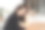 白色背景上迷人的微笑女孩的特写肖像。年轻女子享受生活方式和梦想的东西。图片下载