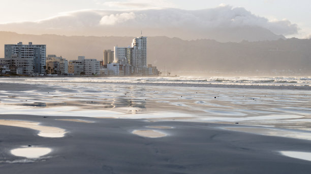 海滨海滩宽阔的景观在清晨与潮湿的海滩前景图片下载