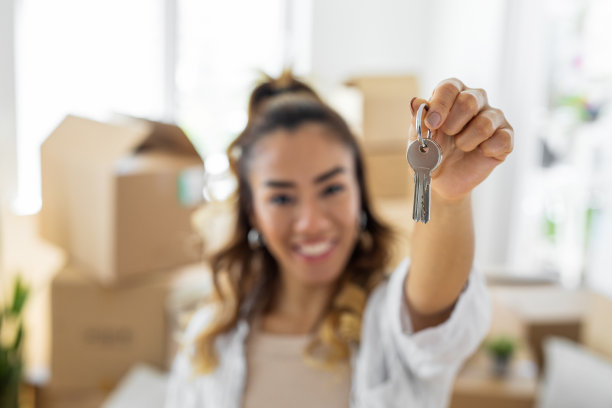 女人拿着房子形状的钥匙链图片下载