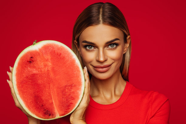 女孩拿着一片西瓜的肖像图片下载