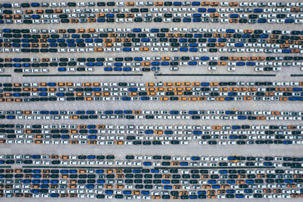 鸟瞰一排排的新车图片下载