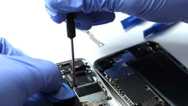 维修手机部件的技术人员和恢复维修手机智能手机的工具图片下载