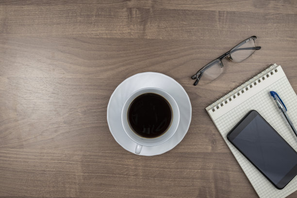 工作桌上有一杯咖啡和工作用品，俯视图，文字空间图片下载