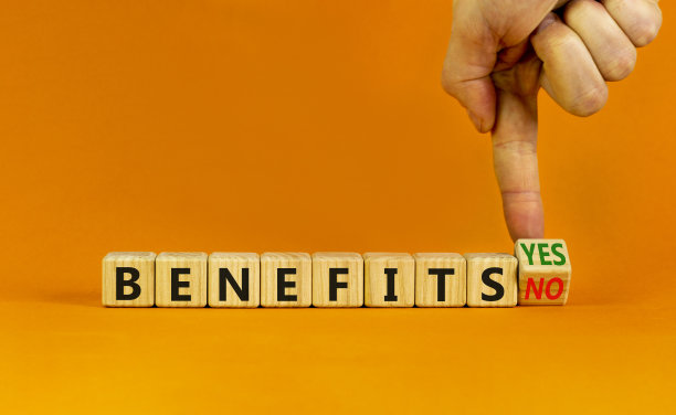 好处的象征。商人转动一个木头立方体，把“没有好处”变成了“有好处”。漂亮的橙色背景。经营效益理念，复制空间。图片下载