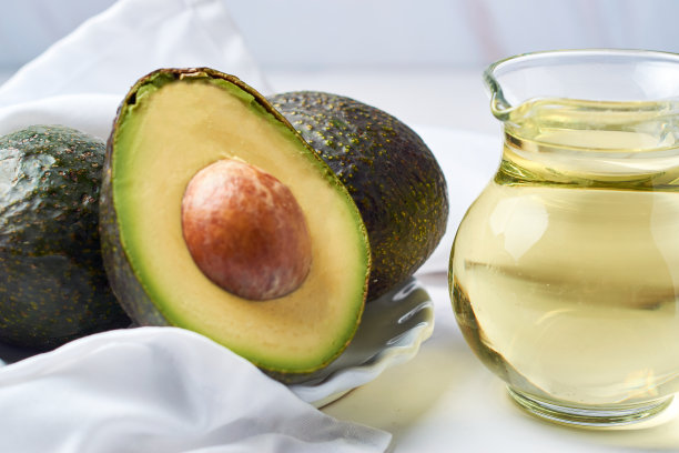 牛油果提取物或牛油果油。图片下载