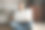 聪明、专注、严肃、头发花白的男人在室内用笔记本电脑工作。远程工作，职业。领导下,咨询图片下载