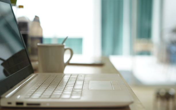 没有人用电脑笔记本电脑，剩下来放松用模糊的咖啡杯图片下载