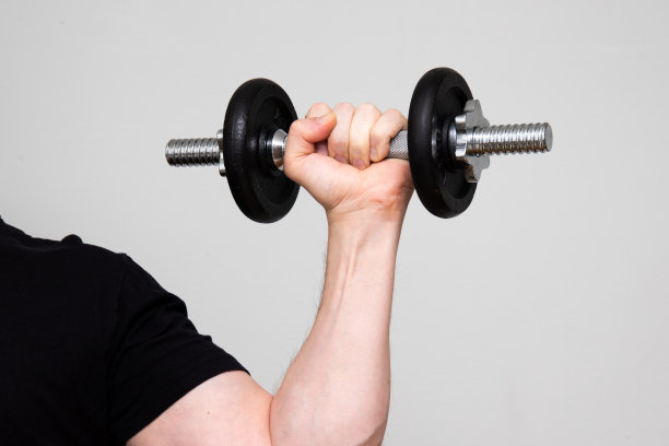 一个手举哑铃的特写图片下载