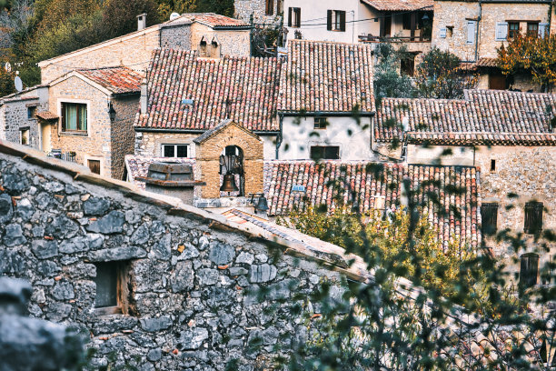 俯瞰普罗旺斯的一个古老村庄图片下载