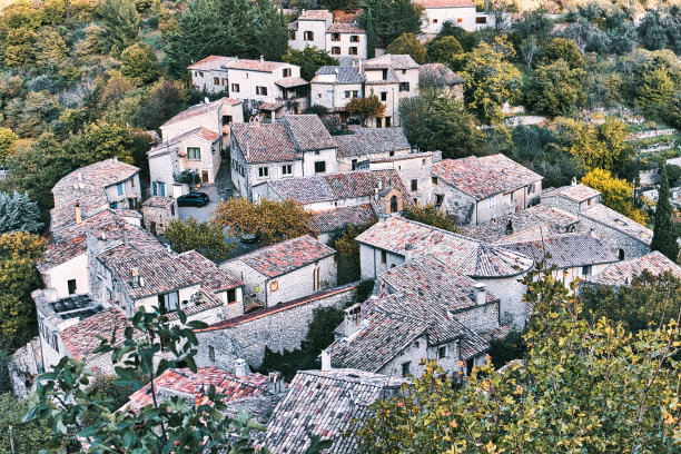 俯瞰普罗旺斯的一个古老村庄图片下载