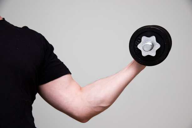 一个手举哑铃的特写图片下载