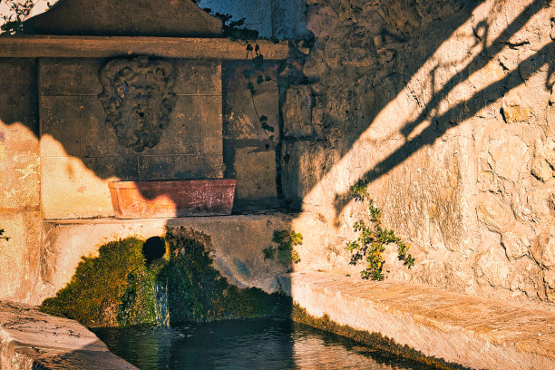 在普罗旺斯的一个古老村庄里洗房子图片下载