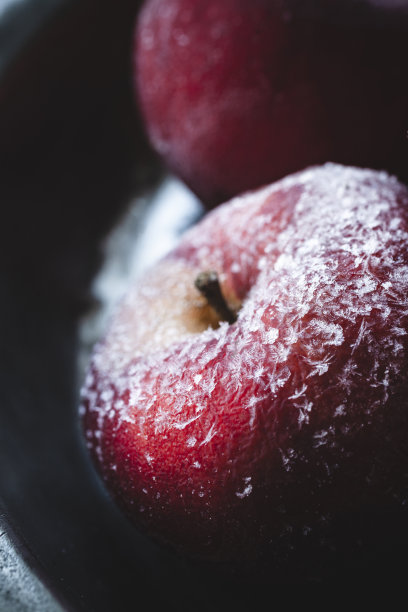 红苹果放在锡碗里图片下载