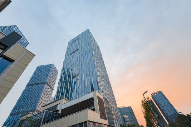 阳光灿烂的成都金融城图片下载