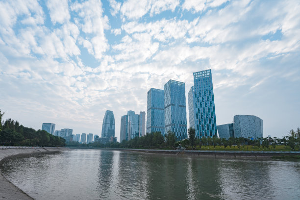 阳光灿烂的成都金融城图片下载