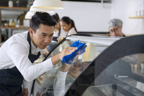 面包店和咖啡店的企业家和团队合作。图片下载