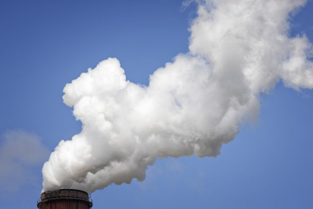 火力发电厂烟囱里冒出的烟图片下载