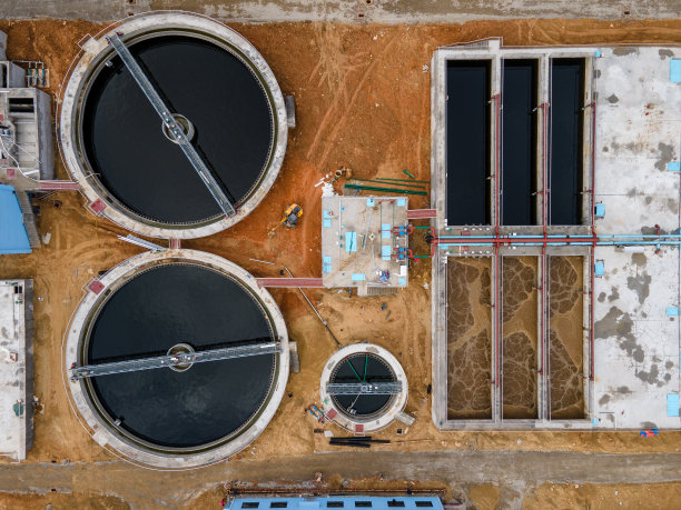 正在建造的污水处理池鸟瞰图图片下载