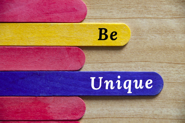 在彩色木棍上书写独特的文字。激励和鼓舞人心的概念。图片下载