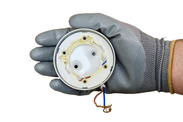 烧毁的天花板灯泡架，塑料破碎，孤立在白色背景上。现代电灯的问题图片下载