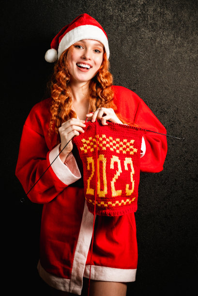 编织的年轻女子图片下载